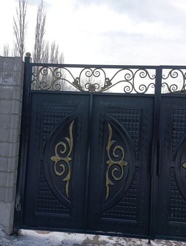 Откатные ворота: Элегантные кованые ворота черного цвета с изящными золотистыми — 22