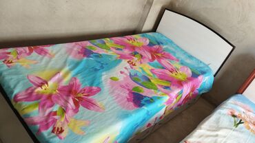прикроватные тумбочки размеры: Продается!!!Односпальная кровать, выполненная в белом цвете с тёмными