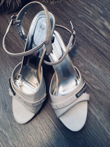 обувь лининг: Продаю женские Босоножки 38 размера белые, высота каблучка 5 см