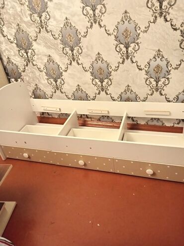 мебель эмбавуд в баку каталог: Uşaq çarpayısı – şkaf və çekmecəli kombinə edilmiş model - Rəng: ağ