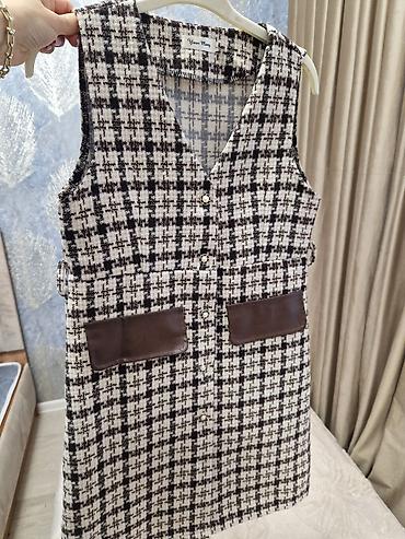 dəri gödəkçə: Qadın üçün qolsuz tweed don/yeleklik - Model: Yaxası V-kəsimli, ön — 2