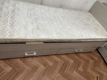 кровать двуспальняя: Односпальная Кровать, Б/у