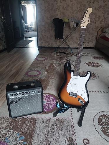 Продаю комплект электрогитара Squier stratocaster, комбоучилитель
