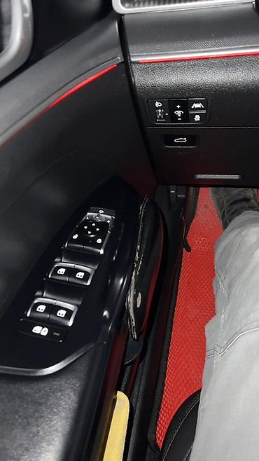 Другие детали салона: Мультимедийная система и интерьер автомобиля с современными функциями — 4