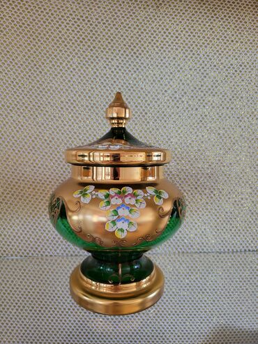 9 yas ucun tortlar: Bəzəkli qapaqlı şüşə qab - Material: qalın, şəffaf yaşıl şüşə və at lalafo.az 9 yas ucun tortlar: Bəzəkli qapaqlı şüşə qab - Material: qalın, şəffaf yaşıl şüşə və