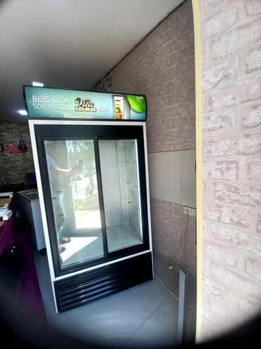 Blenderlər: Şüşə qapıları olan ticarət soyuducusu, məhsulların sərgilənməsi üçün