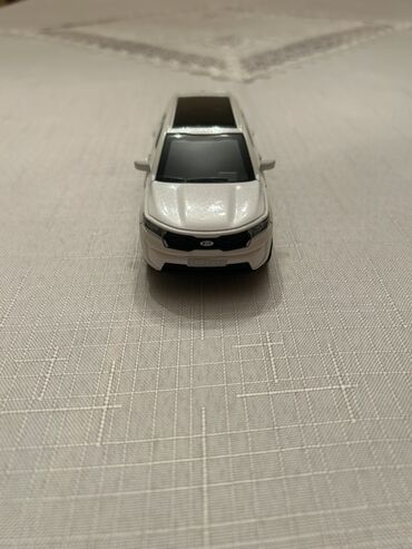 Avtomobil modelləri: Miniatür modell avtomobil – KIA Sorento - Miqyas: təxmini 1:36–1:43 — 3