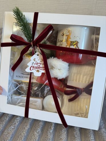 Hədiyyələr: Yeni il temalı hədiyyə qutuları - Qiymət: 30 AZN (şəkildə göstərilib) — 7