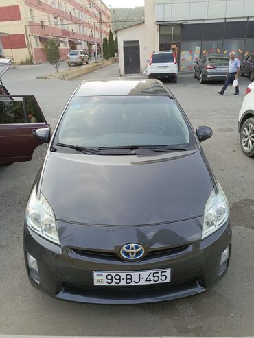 Toyota Prius: 1.8 л | 2011 г. Хэтчбэк
