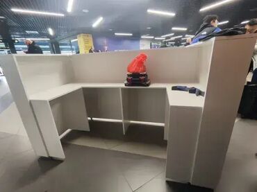 Ostali nameštaj: Pult 15 Materijal: Izrađen od Univera u belom dekoru, debljine 18mm — 12