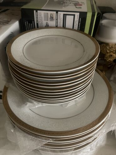 Наборы посуды: Продаю набор кух. Почти новые. Посуды на 12 персон