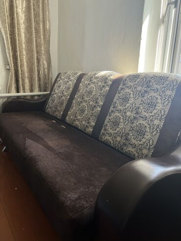 стол с диваном: Диван-кровать, цвет - Коричневый, Б/у
