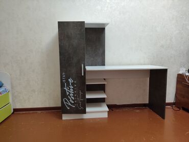 кресло офисная: Продаю стол письменный, состояние хорошее,есть скол.Самовывоз