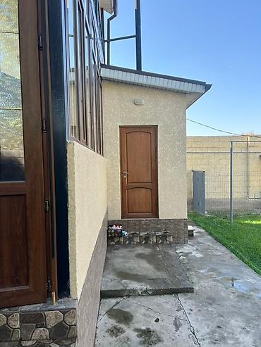 Продажа коттеджей и домов: Просторный двухэтажный дом с ухоженным зеленым участком. - — 35