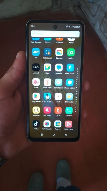 Digər mobil telefonlar: Ön kamerası ekranın yuxarı mərkəzində yerləşən, düz kənarları və