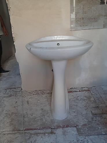 ofis aksesuarları: Ağ rəngli pedestal tipli hamam/lavabo çanağı - Dizayn: Oval formalı — 1