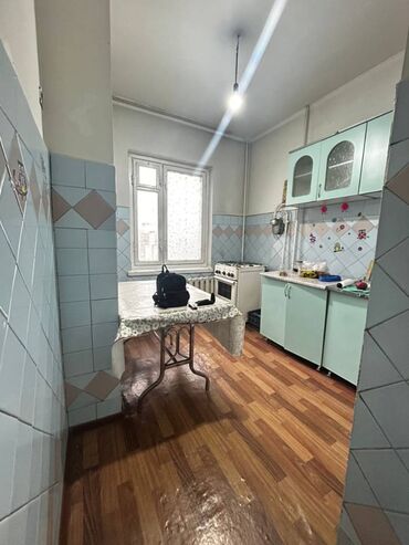 сдаю пол дома без хозяин: 2 бөлмө, 50 кв. м, 105-серия, 4 кабат, Эски ремонт