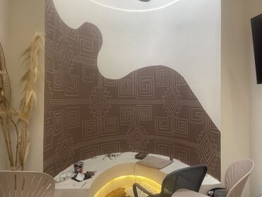 Другие услуги: Оформление декорации стен, разрисовки окон, Группа художников — 3