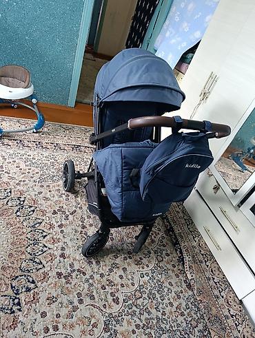 Прогулочная коляска Kidilo, темно‑синяя. Особенности: - Просторное