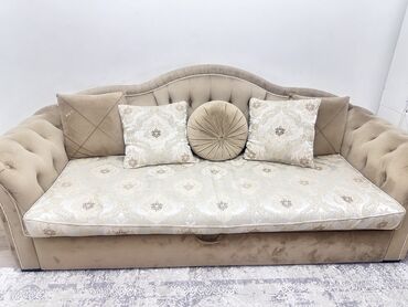 кресло диваны: Прямой диван, цвет - Золотой, Б/у