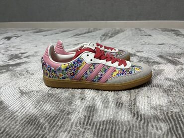 кроссовки футбольные: Кроссовки Adidas Samba с ярким цветочным принтом. Модель сочетает в