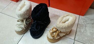 Ugg čizme: Dečije čizmice kolekcija 
jesen zima 
Cena 3500
Vel. 25-36 
P/30 — 9