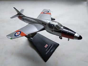 Avion Amercom Hawker Hunter 1:100metal,na original postolju,kao nov