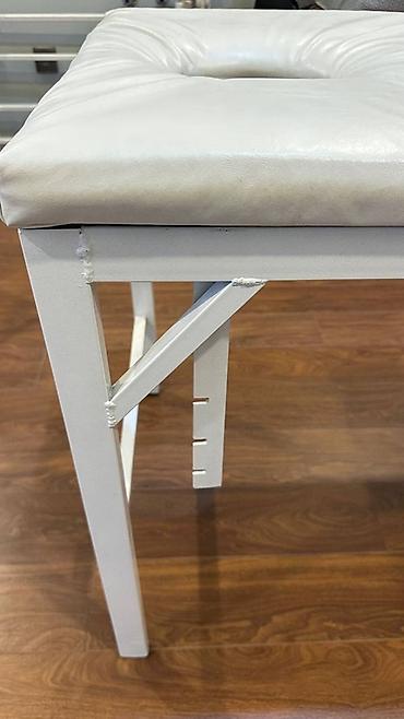 Salon, tibbi mebel: Ağ rəngli, uzunsov dizaynlı masaj masası, ağ rəngli metal çərçivəyə — 2