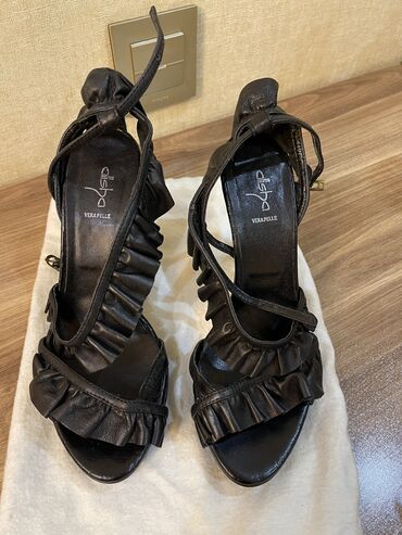 ботильоны на каблуке: Босоножки на высоком каблуке от бренда Alisha, из натуральной кожи