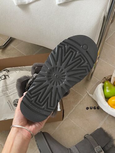фирменные красовки: Продаю сапоги UGG ОВЕЧИЙ МЕХ ЗАКАЗАЛА,РАЗМЕР ОКАЗАЛСЯ БОЛЬШИМ