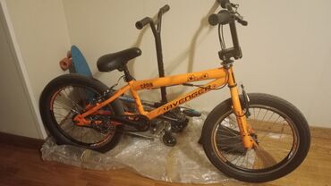 Çadırlar: Bu, rəngli portağal rəngli "Avenger" markalı BMX velosipedidir. Qara