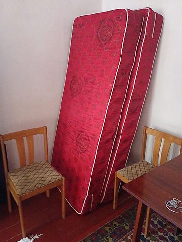 bed sheets: Два пружинных матраса ярко‑красного цвета с простёжкой и цветочным — 1