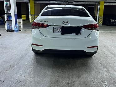 aksent: Hyundai Accent sedan – ağ rəng, iqtisadi və praktik şəhər avtomobili — 6