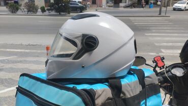 Мотоэкипировка: Ağ rəngdə, tam örtüklü motosiklet dəbilqəsi. Gözləri qorumaq üçün