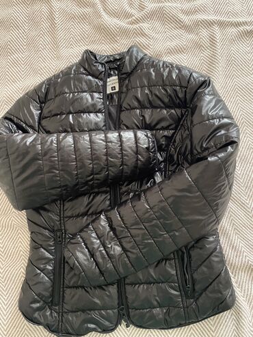 женская куртка xl: 200 сом, забирайте, куплена в Терранова за 1500