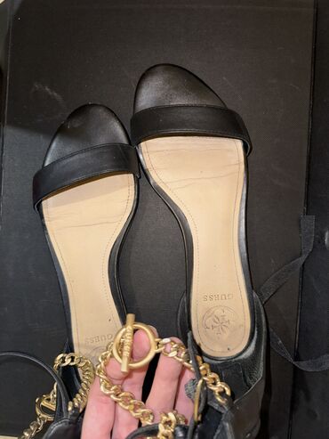 трекинговые обувь: Сандали Guess на плоской подошве, размер 37