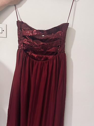 Haljine: Duga svečana haljina – 2 modela 1) Bordo haljina: - Gornji deo — 3