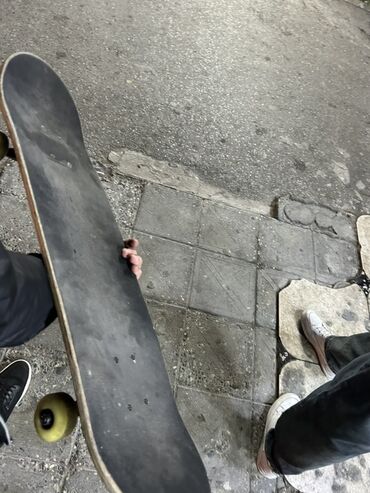 Hovuzlar: Skateboard – Canadian Maple taxtası - Gövdə: “Canadian Maple” yazılı