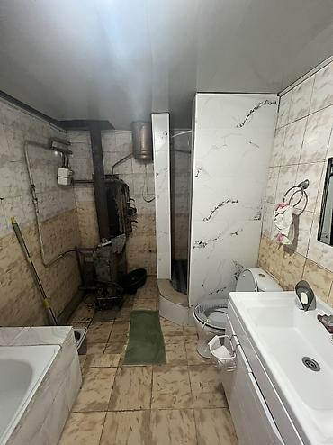 Продажа коттеджей и домов: Продается частный дом с участком 4 соток Район пишпек, главная улица — 16