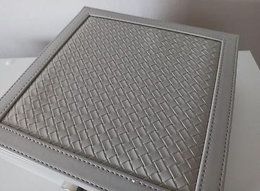 Ostali aksesoari: Organizator za nakit sa kljucem 
Izradjen od eko koze
2500 rsd — 13