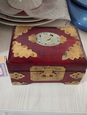 сувениры шахматы бишкек: Красивая шкатулка для ювелирных украшений; Старая Индия, красное