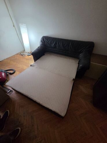 Sofe i kaučevi: Trosed manji prava koza na razvlacenje,ocuvan. Ostecena tkanina na — 15