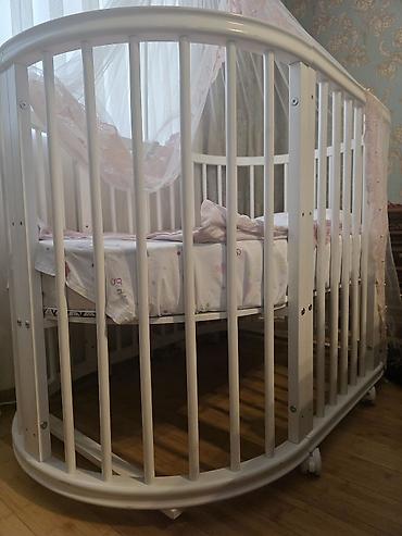 lay lay matras: Ağ rəngdə beşik/uşaq çarpayısı – oval formalı, ağacdan. Aşağıdakı — 1