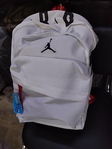 Рюкзак Jordan (белый) - Дизайн: фирменный силуэт Jumpman на передней at lalafo.kg Рюкзак Jordan (белый) - Дизайн: фирменный силуэт Jumpman на передней
