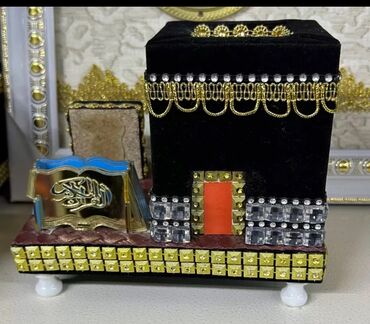 Şəkillər, tablolar: Dini suvenirlər,dini hədiyyələr satılır.Saatlar,fiqurlar,aksesuarlar