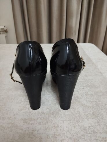 Tuflilər: Tuflilər, Ölçü: 37, rəng - Qara, Yeni — 9