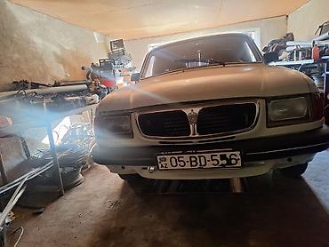 QAZ: GAZ Volga 3110, ağ rəng, sedan gövdə. Nömrə nişanı: 05-BD-556 (AZ) — 10