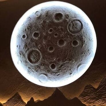 Süni güllər: Divarda ay görünüşlü dekorasiya işi görülür. Sərfəli qiymətə