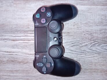 playstation 2 pultu: Ps 4 pultu cizigi qirigi eziyi yoxdu ela isleyir donmasi yoxdu
