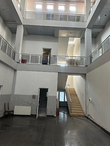 Fatmayı qəsəbəsində, yol kənarında yerləşən 3 mərtəbəli 1000 m²